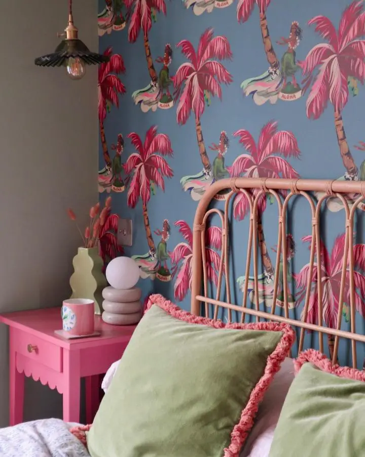 Tropical palm tree wallpaper from @megmonde featuring blue background with pink palms and aloha banners.