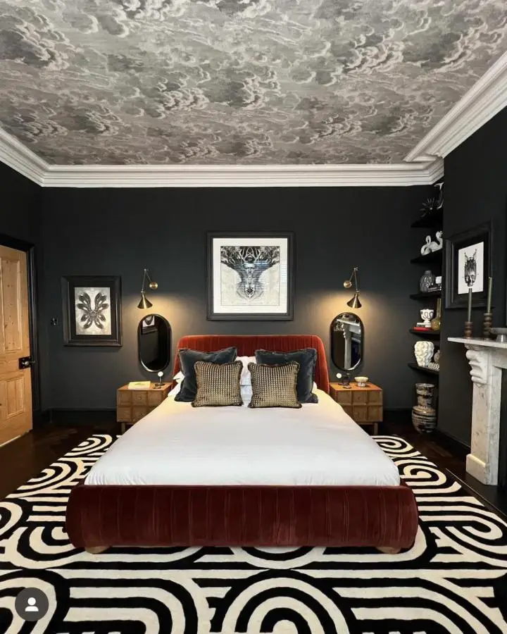 Marble-effect ceiling wallpaper from @wallpaperdirect. Dramatic grey veining creates luxury hotel vibes above dark bedroom walls.