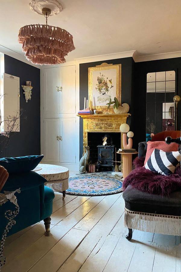 A luxurious black & gold living room ideas with velvet accents.