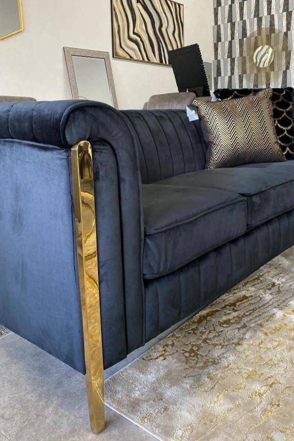 Opulent black & gold living room ideas: Luxe velvet, glamour, artistry.