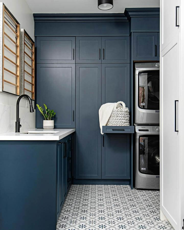 Navy shaker cabinets laundry room from @letit_unfold with patterned tile floor and matte black hardware.