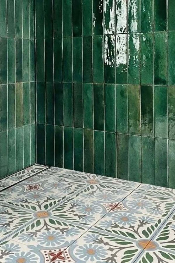 Boho bathroom ideas with emerald wall tiles create a vibrant atmosphere.