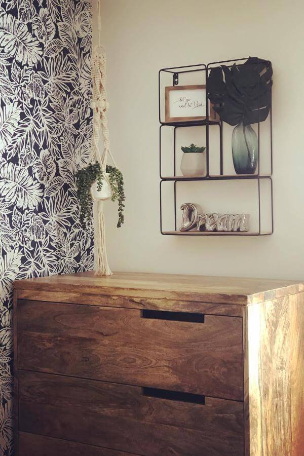 Colorful tropical wallpaper accent wall from @thefernsdiditthemselves. Ideal for a chic boho teenage girl bedroom decor.