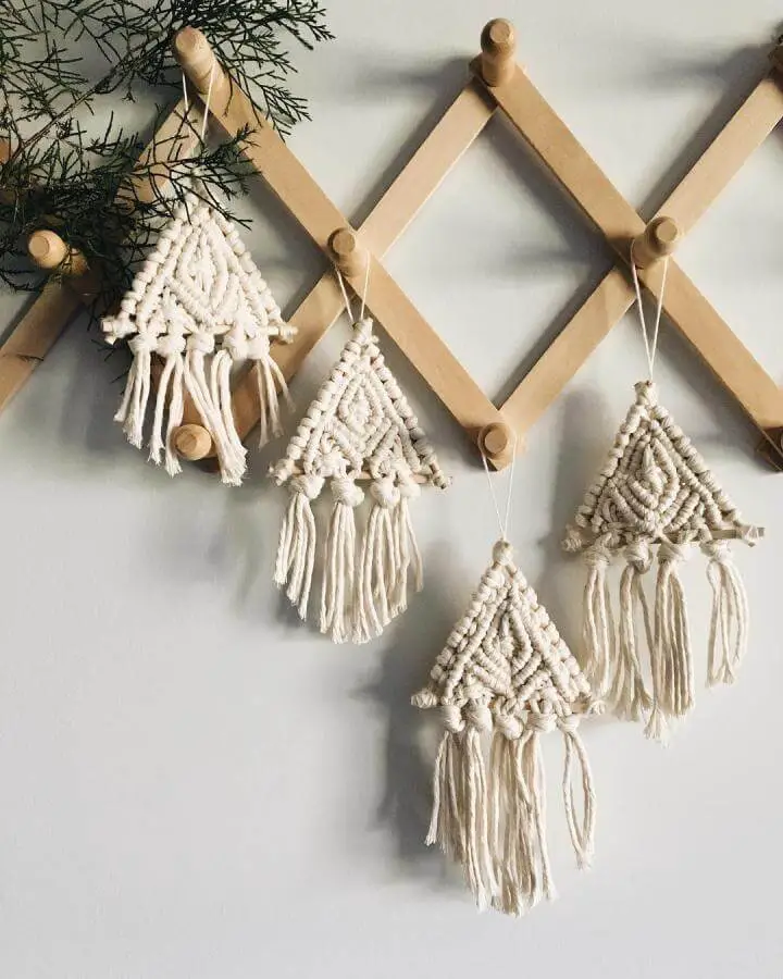 Natural macramé christmas crafts for adults from @rachelnsteffensmith. Knotted trees with wooden beads and fringe tails.