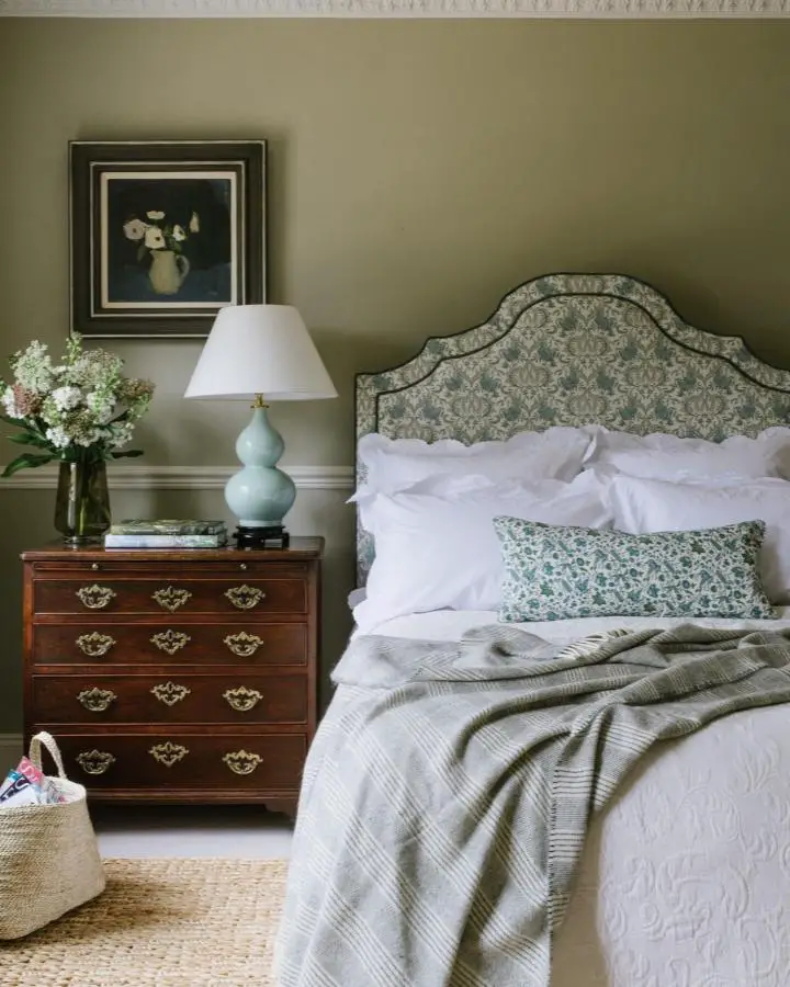 Sage green bedroom from @anboise_official. Traditional mahogany furniture and patterned headboard create sophisticated sleeping space.