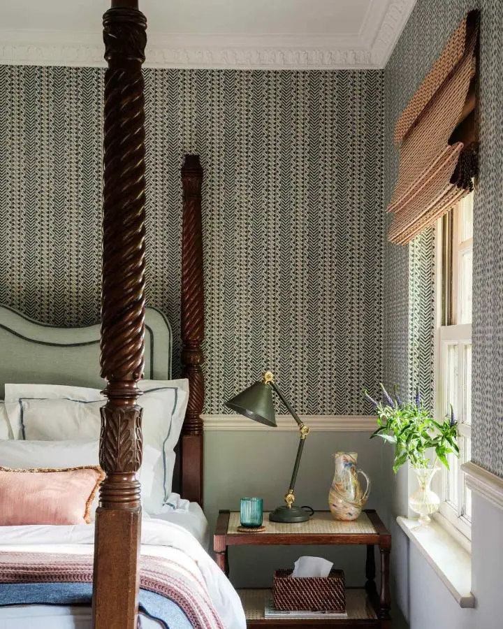 Twisted mahogany four-poster bed from @anboise_official showing classic bedroom ideas with textured wallpaper and green accents