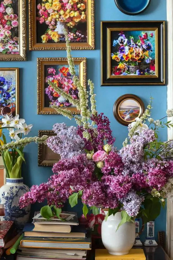 Vibrant floral gallery wall from @flower_lover_art. Inspires a colorful cottagecore interior bursting with life and charm.