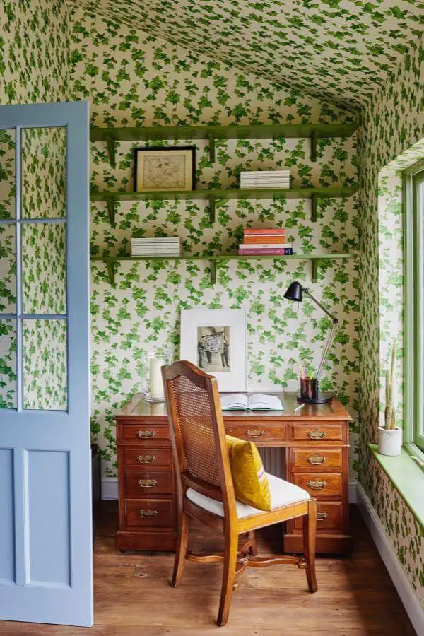 vibrant leaf wallpaper in cozy living room from @stylingyourhome. All-over nature pattern brings the outdoors in.