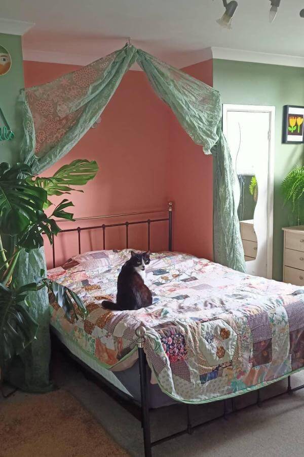 Vibrant boho canopy in colorful teenage bedroom from @knitchings. A whimsical retreat with eclectic patterns and cozy textures.
