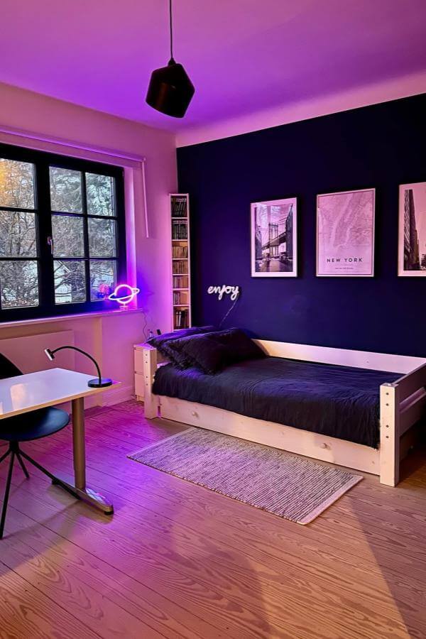 Neon glow highlights dark and cozy retreat from @interiorlove_hamburg, perfect for a colorful teenage bedroom vibe.