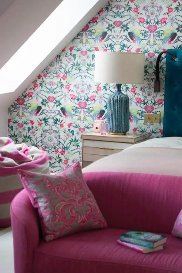 Floral wallpaper from @nickydobreeinteriordesign transforms this colorful teenage bedroom into a vibrant and inviting retreat.