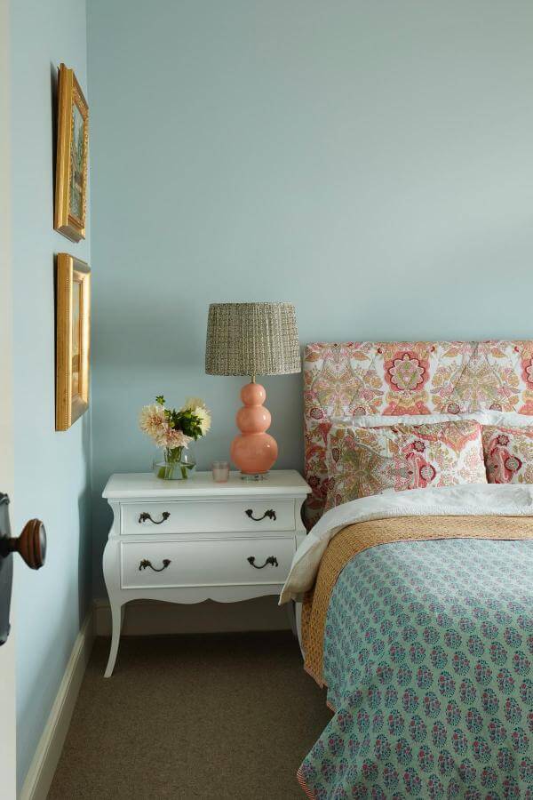 Vibrant patterns decorate this teen bedroom oasis from @nochintzaustralia, exuding youthful energy and style.