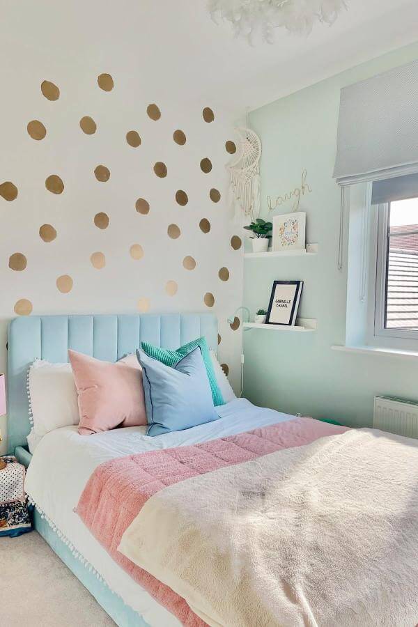 Gold polka dot wall adds playful sparkle from @hollyscottinteriordesign, perfect for a colorful teenage bedroom.