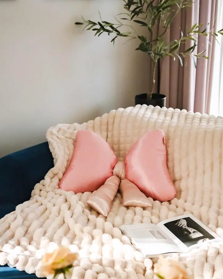 Cream chunky knit blanket with coral pillows from @gioiapremiumstore. Perfect coquette bedroom decor ideas inspiration.