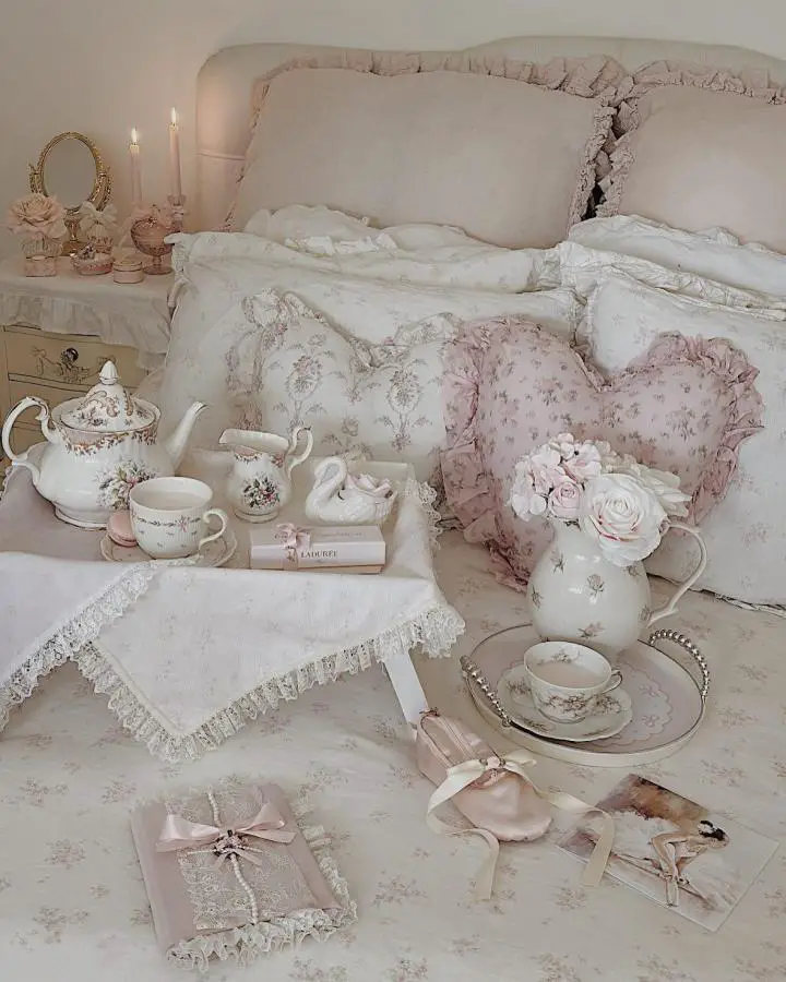 Vintage floral tea set arrangement from @lavaniagomez with blush ribbons and cream bedding creating romantic feminine atmosphere.
