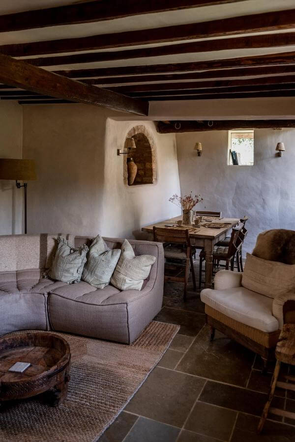 Warm-toned exposed wooden beams from @whatstacydid. Embracing rustic charm with cozy cottagecore aesthetic.