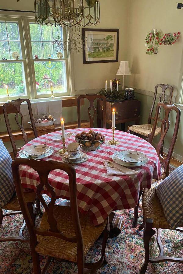 Classic red and white gingham table setting from @vintagebrickcottage. Cozy charm with cottagecore aesthetic.
