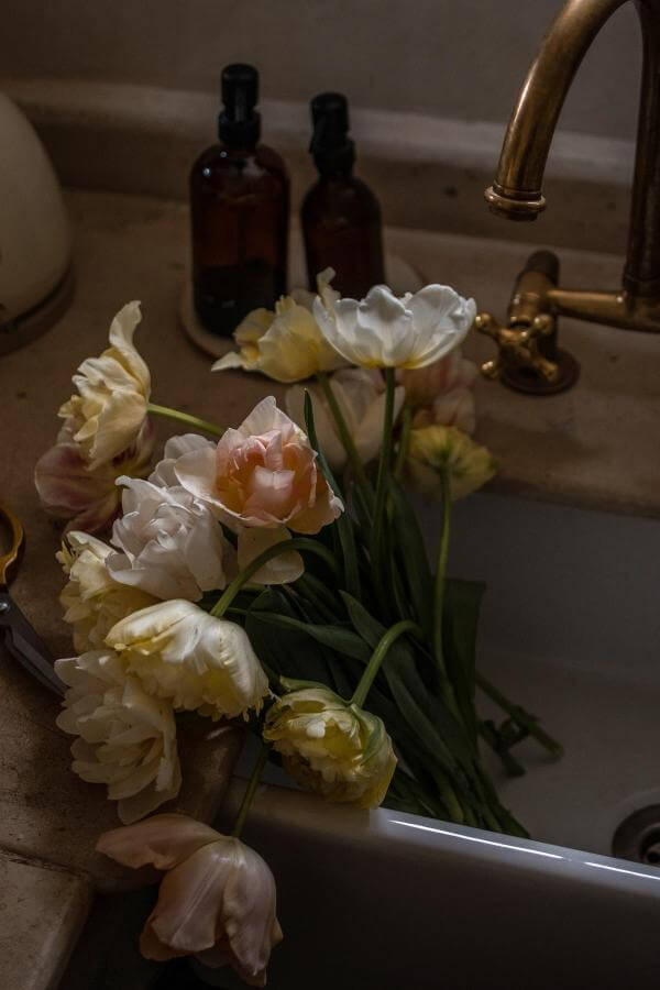 soft sunlight-drenched floral arrangement from @whatstacydid. Soft blooms steal focus in gentle, natural tones.