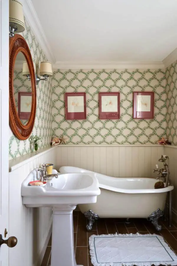 Green diamond lattice wallpaper bathroom from @countrylifemagazine. Perfect example of cottagecore bathroom ideas with vintage clawfoot tub.