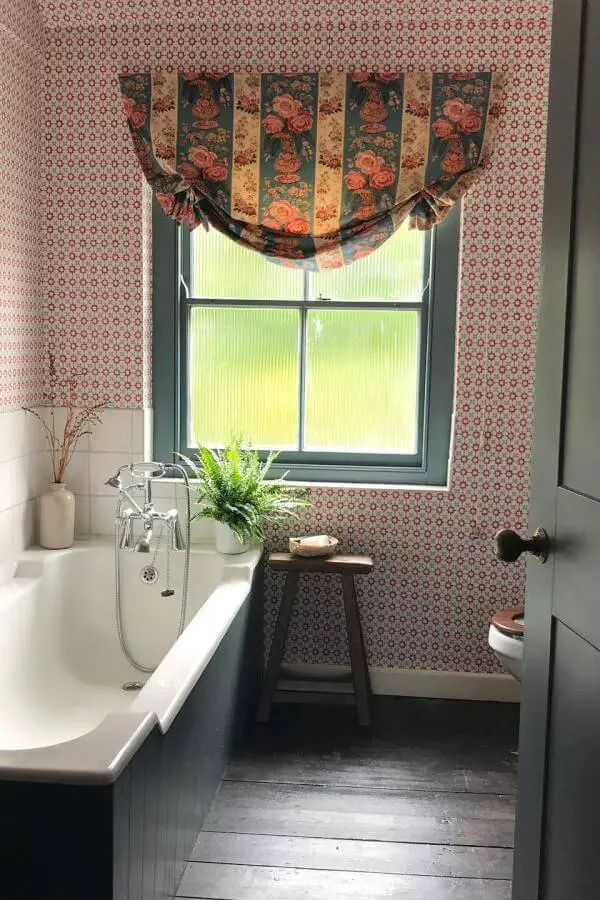 Coral rose striped valance from @sojojo.co showcasing charming cottagecore bathroom ideas with vintage floral patterns.