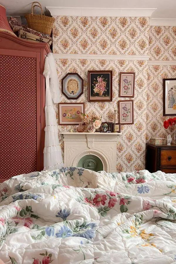 Soft pastel floral artwork gallery wall from @__cosyhome. Perfect cozy touch for a relaxed bedroom space.