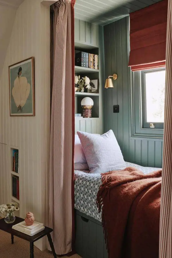 Warm wooden built-in shelving nook from @emma__ainscough. Charming cozy space perfect for a cottagecore bedroom retreat.