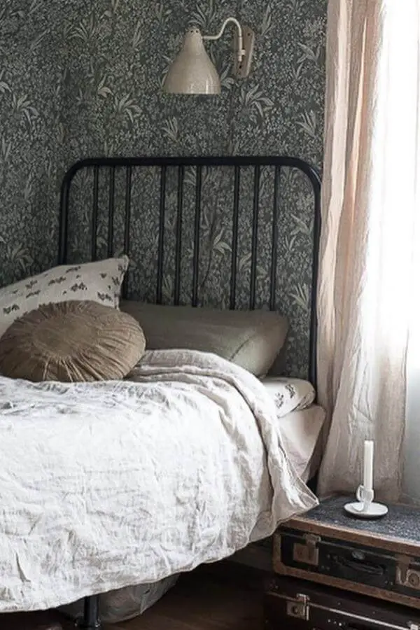 Soft green botanical wallpaper in a cozy room from @dgsisustusmania. Whimsical focal point for cottagecore bedroom ideas.