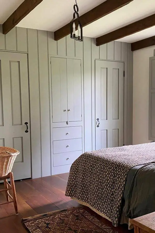 Charming wooden exposed beams and soft panelled walls from @megan.d.miller. Cozy cottagecore bedroom vibe with rustic warmth.
