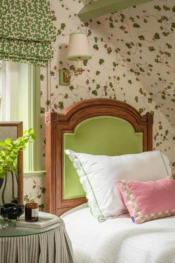 Green botanical wallpaper in cozy bedroom from @emma__ainscough. Brings garden indoors with natural cottagecore bedroom charm.