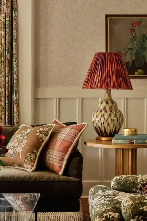Vintage floral ceramic table lamp from @katierosenfeld. Perfect for cozy, warm cottagecore living room vibes.