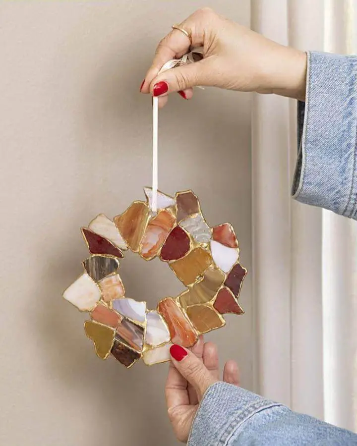 Ceramic shard wreath from @littlecraftybugs with gold-edged pottery pieces in autumn tones