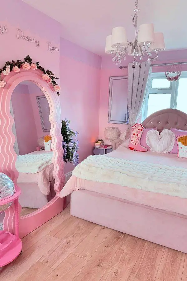 Curvy pink mirror from @jessysdreamhouse, adds playful elegance to the whimsical pink haven.