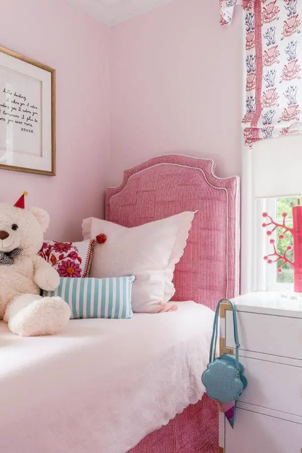 Striped headboard in a cute pink bedroom from @yssinteriordesign. Stands out with charming elegance.