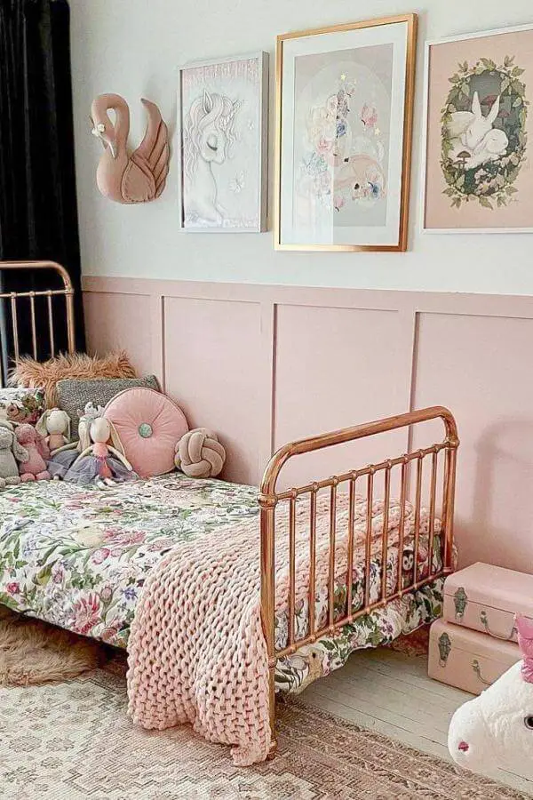 Blush walls and rose gold accents create a dreamy, cute pink bedroom from @projectjunior with charming decor.