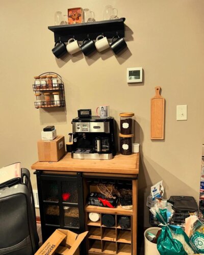 Black and wood mixed coffee station with mugs and jars by @tiamaree_88. Cozy and organized small kitchen coffee corner setup.