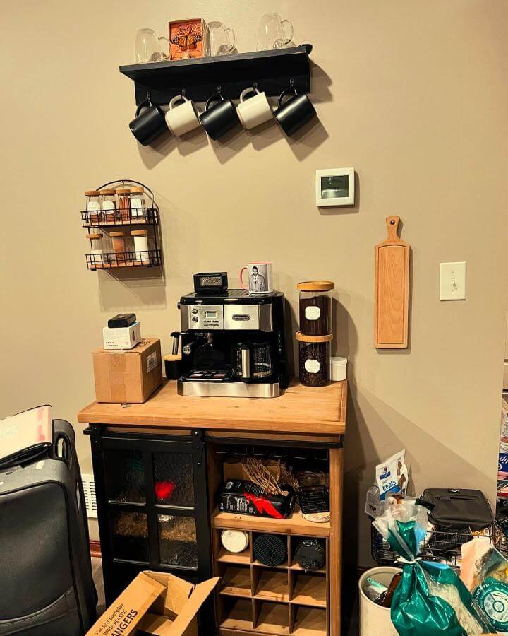Black and wood mixed coffee station with mugs and jars by @tiamaree_88. Cozy and organized small kitchen coffee corner setup.