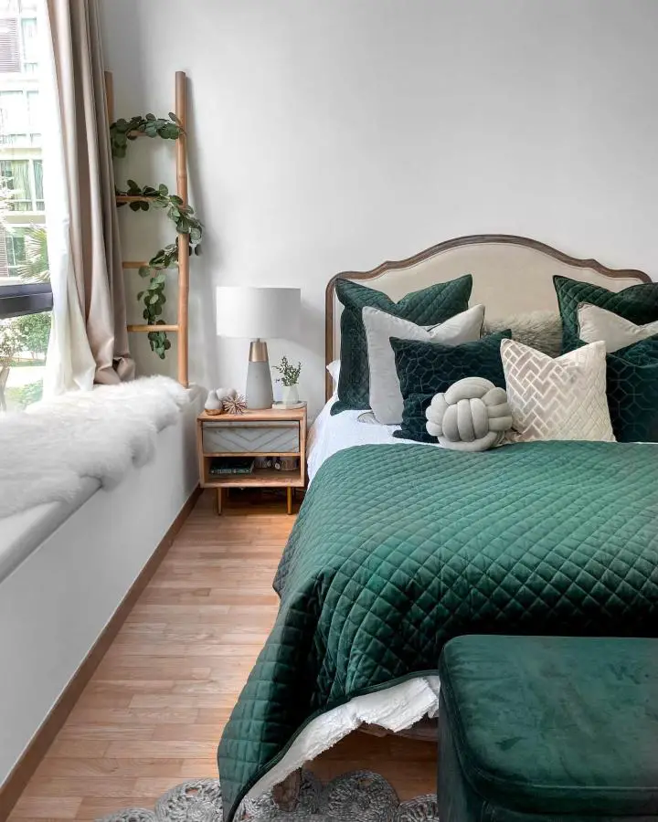 Luxurious quilted emerald velvet bedding from @lydias_layton_life. Rich diamond-pattern comforter with matching pillows creates sophisticated bedroom styling.