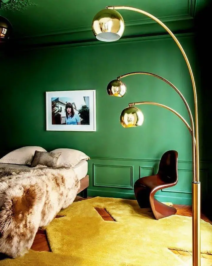 Sculptural brass arc lamp from @aimeewilder. Multiple golden spheres illuminate emerald painted bedroom walls beautifully.
