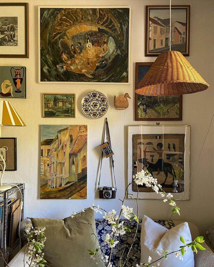 Warm vintage paintings and mixed-media gallery wall ideas from @bibi____home featuring natural textures and nostalgic decor.