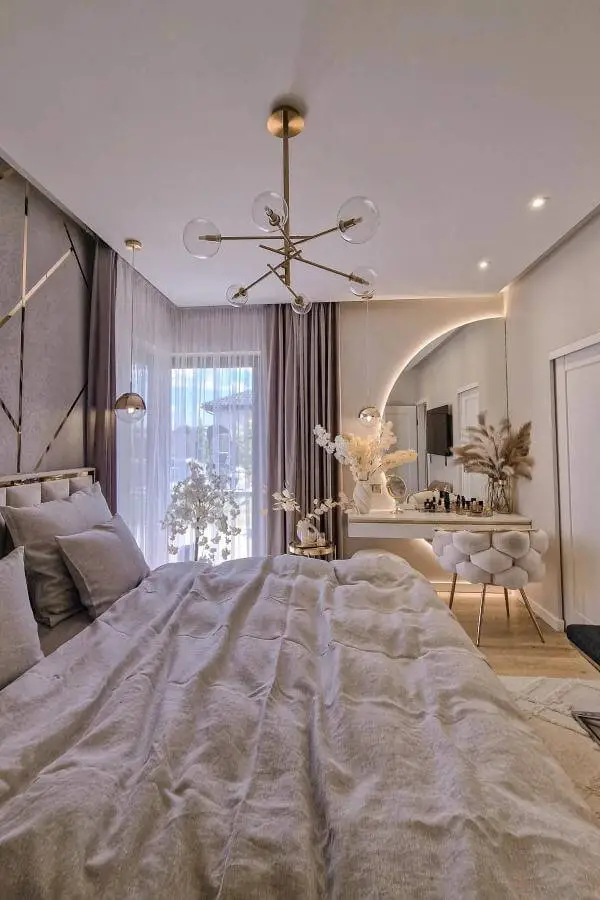 Contemporary brass chandelier bedroom from @domnamakowej. Glass bulbs and geometric design above neutral bedding.