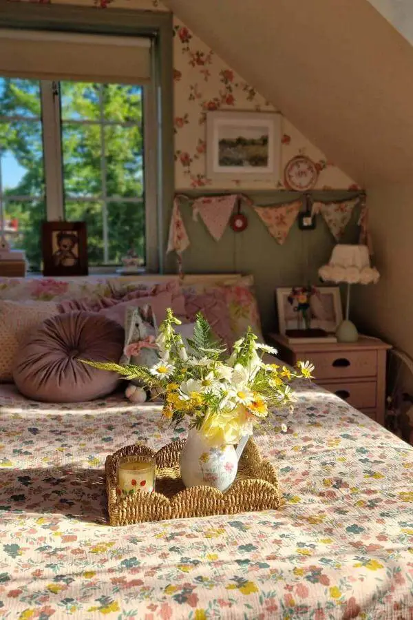 Floral wallpapered bedroom from @cooneynest. Vintage-style bedding and wicker basket create cozy cottage atmosphere.