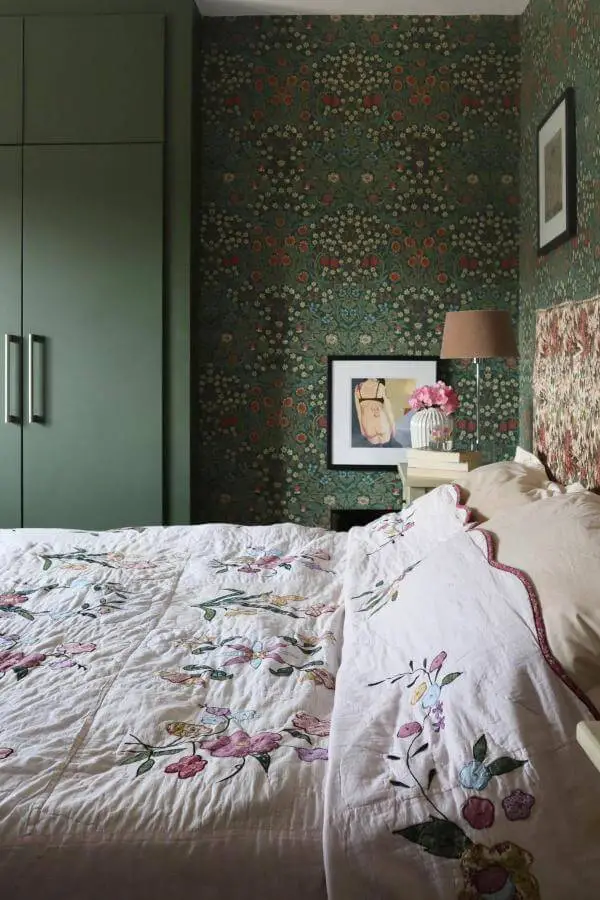 Ornate green floral wallpaper bedroom from @nofeaturewalls. Perfect vintage grandmother aesthetic with matching botanical bedding.