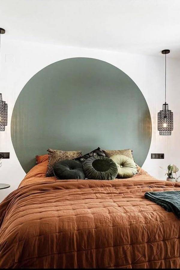 Bold green circle accent wall from @andrea_groot. Vibrant focal point in green and terracotta bedroom ideas.