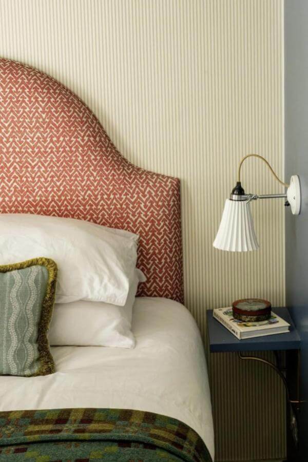 Patterned wooden headboard from @fermoie. Colorful focal point in green and terracotta bedroom ideas.