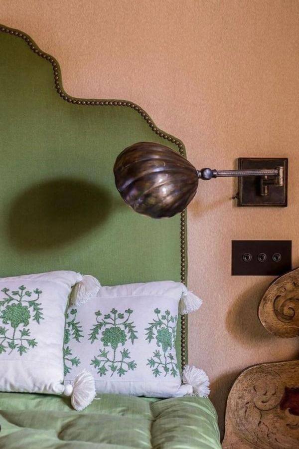 Soft terracotta scalloped headboard from @derlangerandsloan steals the spotlight in this cozy bedroom setting.