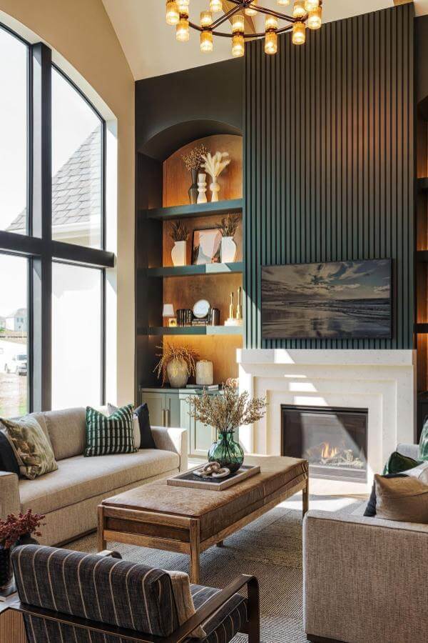 Bold green statement wall accent from @matthewaphoto. Elevates contemporary green living room style.