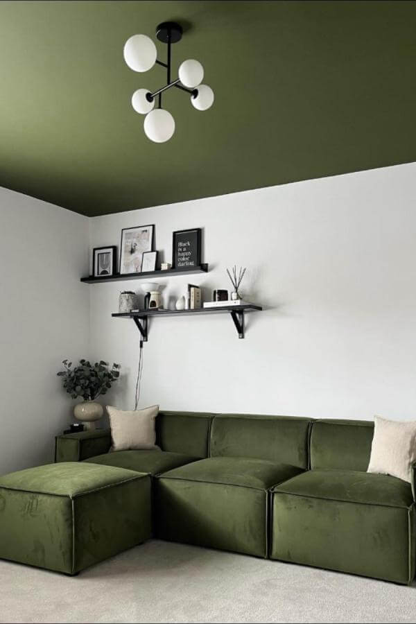 Alluring green velvet sofa sets from @swyft_home. Enhancing modern green living room ideas with vibrant comfort.