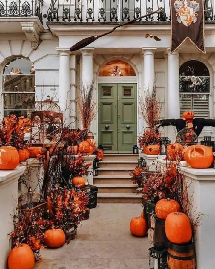 Orange pumpkins arranged in black wooden crates from @womansdaymag. Classic autumn styling with rustic farmhouse appeal.