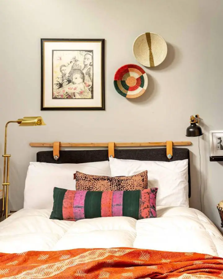 Charcoal bench cushion headboard from @xnstudio_. Creative leather strap mounting system with wooden shelf detail.