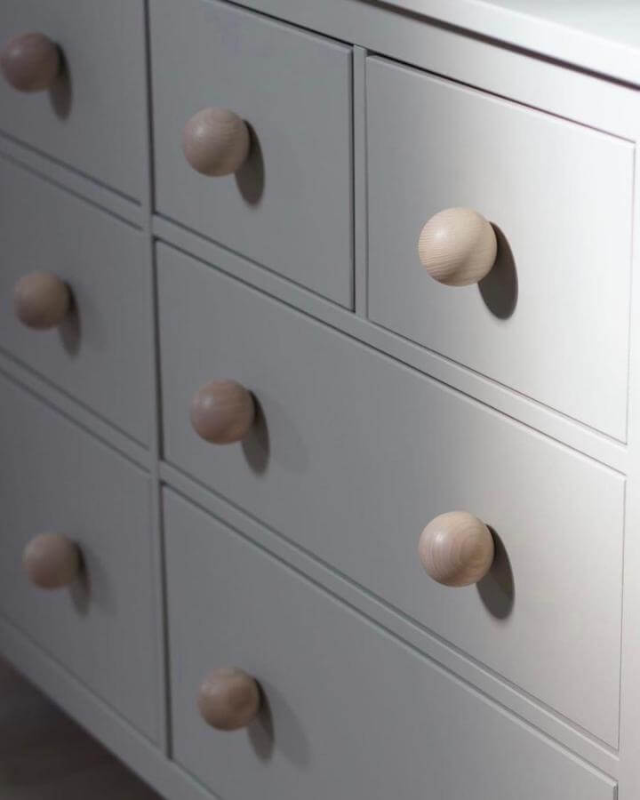 White Ikea Hemnes dresser with natural round wooden knobs in soft light, minimalist Scandinavian style from @huslyftet_stallgatan.